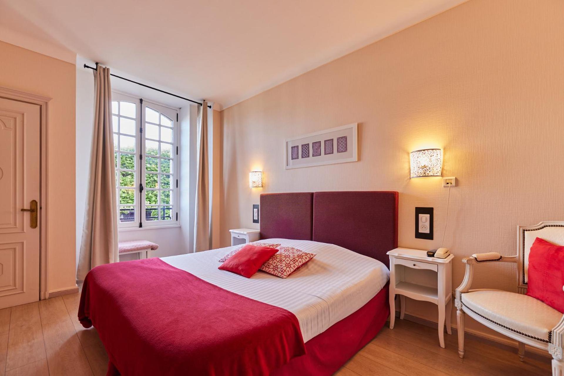 Hotel Les Deux Magots Ла-Рош-Бернар Экстерьер фото